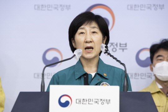 한화진 환경부 장관이 11월 24일 오전 정부서울청사에서 제4차 미세먼지 계절관리제 실시와 관련하여 언론 브리핑을 하고 있다. <환경부>